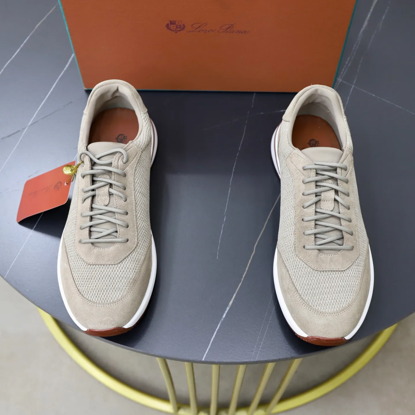 Ex-factory price: 560💰Loro Piana Tennis Walk men’s moral training sneakers! These new textured leather tennis shoes feature an ultra-low-top design for year-round wear and are water-resistant. The wrapped sole creates an effortlessly attractive color combination that harmoniously blends functionality with understated style. The ideal footwear option for urban dressing. The heel is decorated with a soft calfskin tongue with Kummel color inserts and an embossed LP logo. Cotton shoelaces. Material: Upper: Gray woven stitching with cowhide accents! Sole: Rubber lining: Cow leather original rubber sole, excellent foot comfort, complete package! Size: 38-39-40-41-42-43-44 leather shoe size (4546 can be customized)